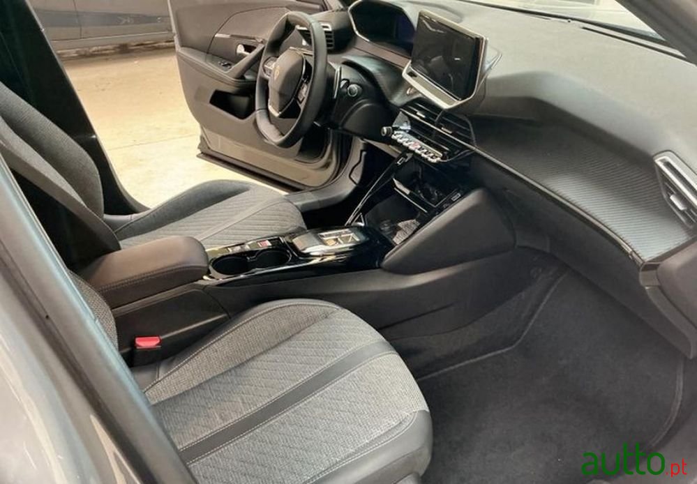 2023' Peugeot 2008 photo #6