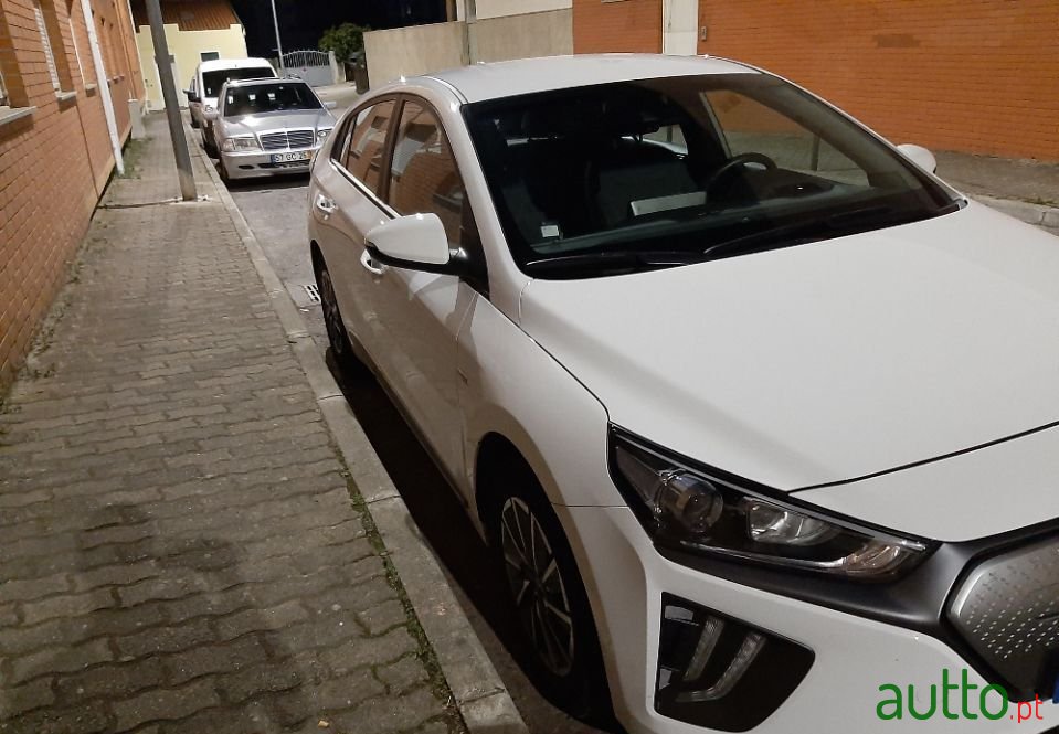 2020' Hyundai Ioniq photo #3