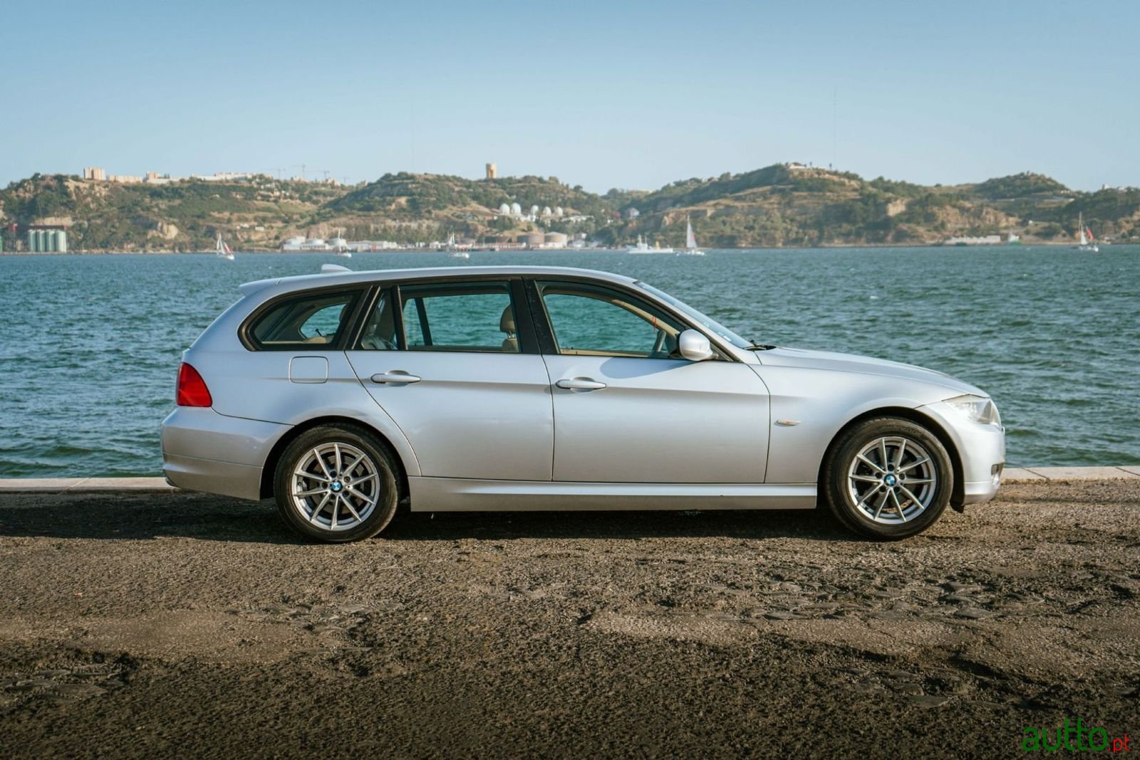 2011' BMW 320 photo #3