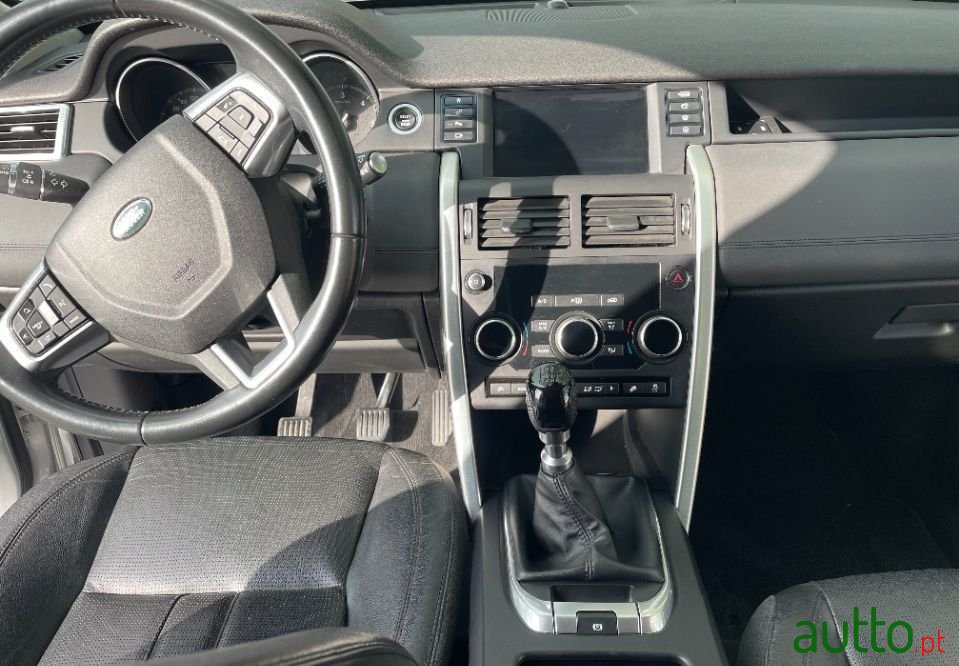 2017' Land Rover Discovery Sport photo #3