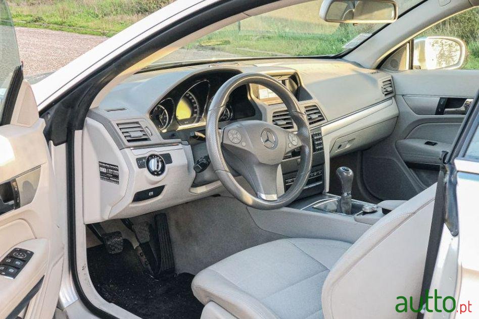 2009' Mercedes-Benz E-250 photo #3