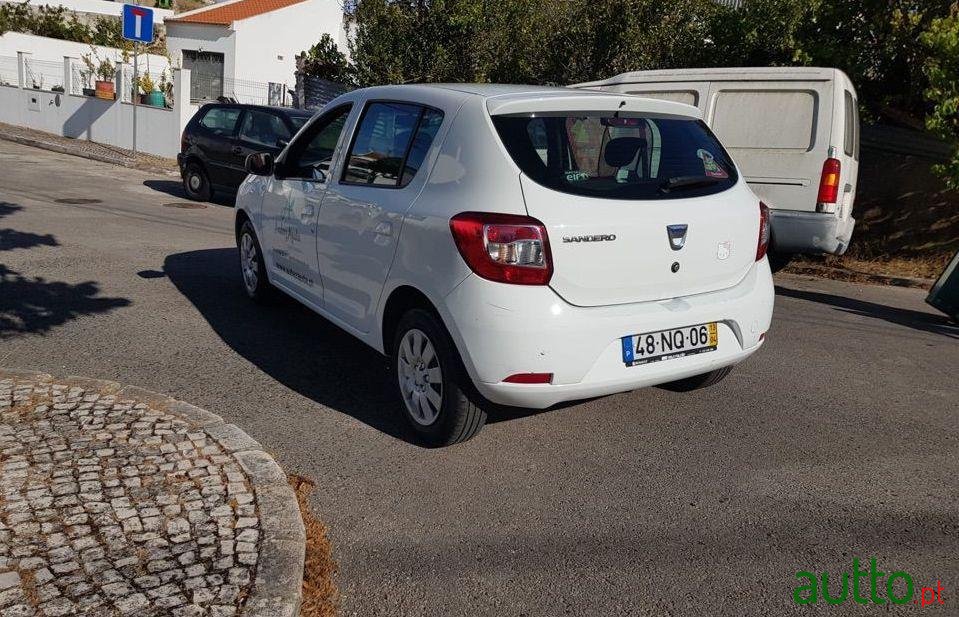 2013' Dacia Sandero photo #2