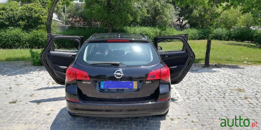 2011' Opel Astra Sports Tourer photo #2