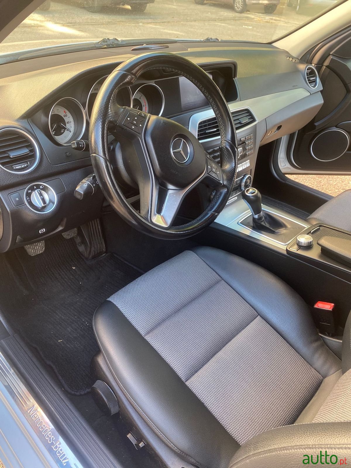 2011' Mercedes-Benz C 250 photo #4