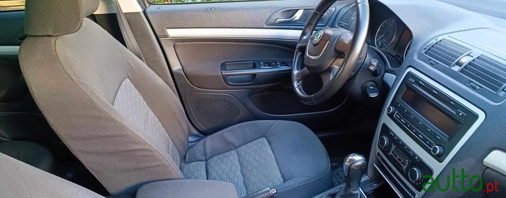 2010' Skoda Octavia Break photo #4