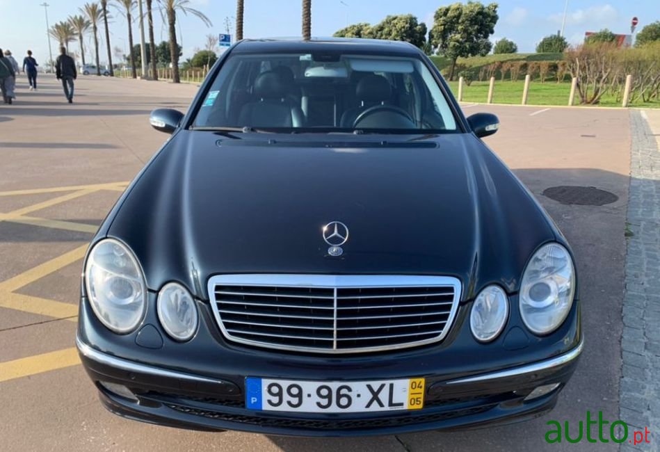 2004' Mercedes-Benz E-220 photo #2