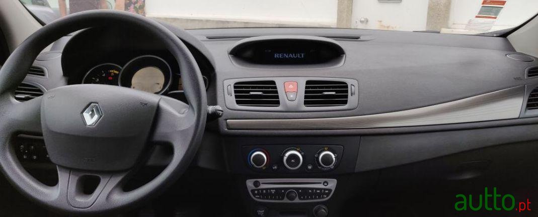 2011' Renault Megane photo #2