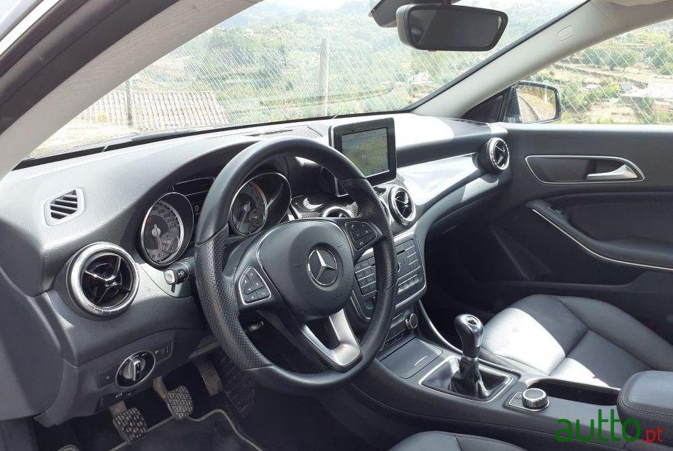 2015' Mercedes-Benz Cla-180 Cdi photo #2