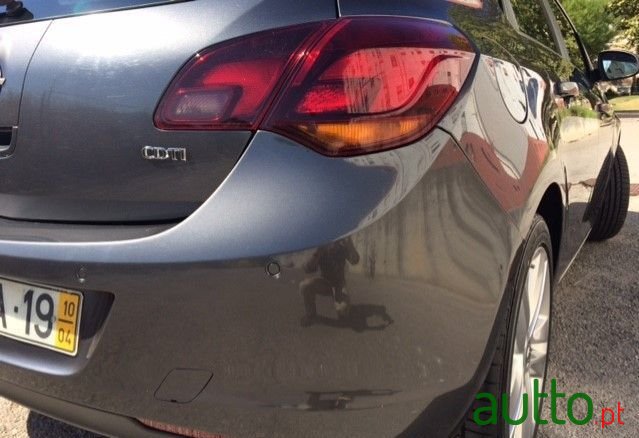 2010' Opel Astra photo #1