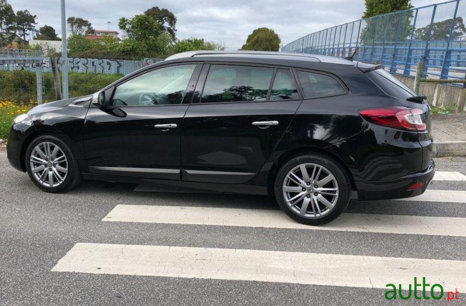2011' Renault Megane Sport Tourer photo #2