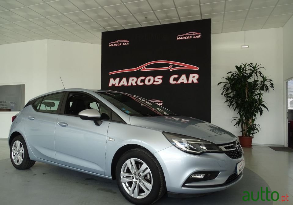 2018' Opel Astra photo #1