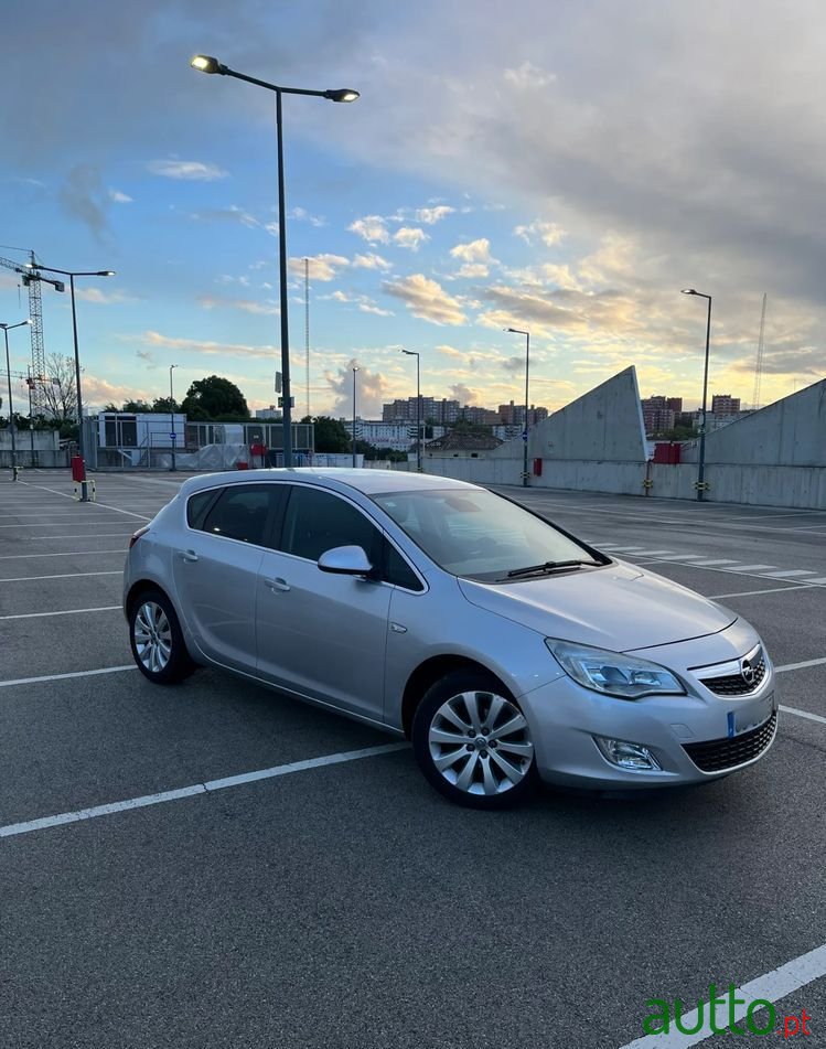 2011' Opel Astra 1.4 Cosmo photo #1