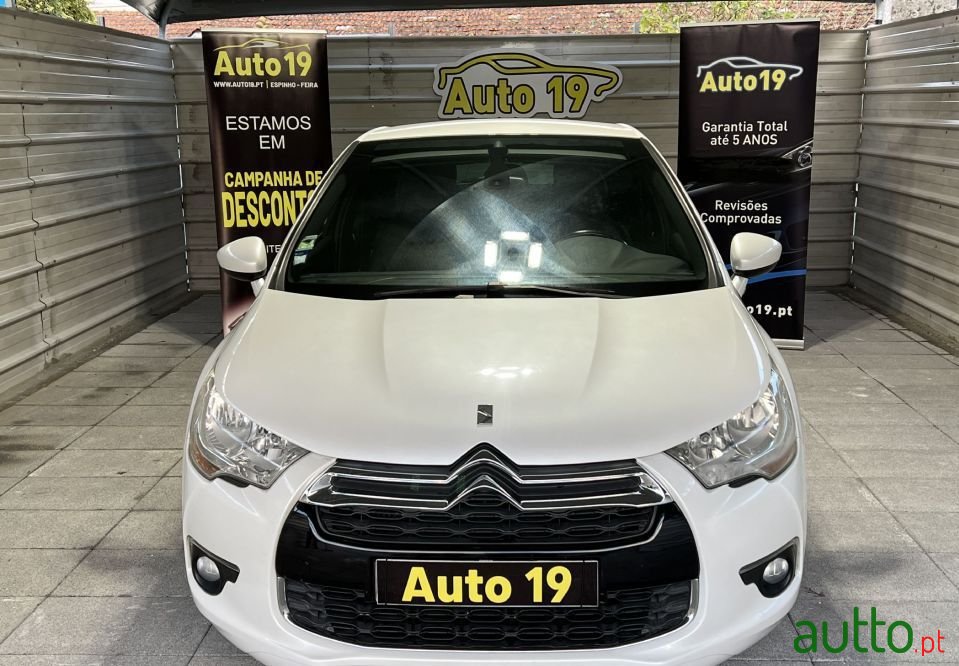 2011' Citroen DS4 photo #1