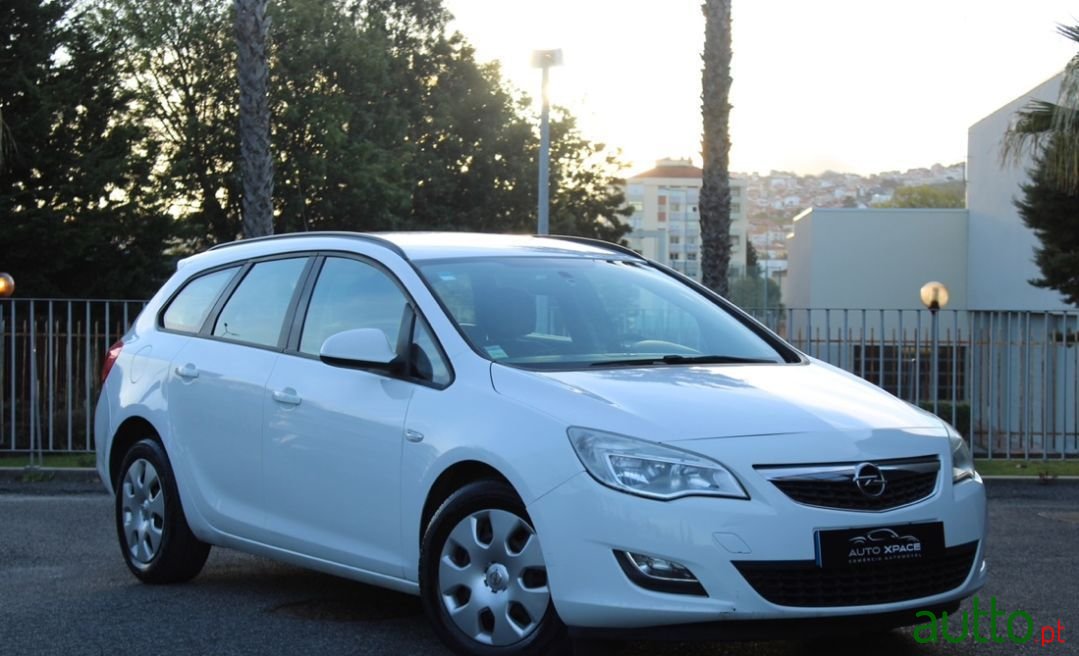 2012' Opel Astra Sports Tourer photo #1