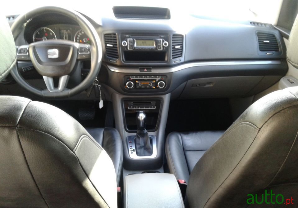 2011' SEAT Alhambra photo #5