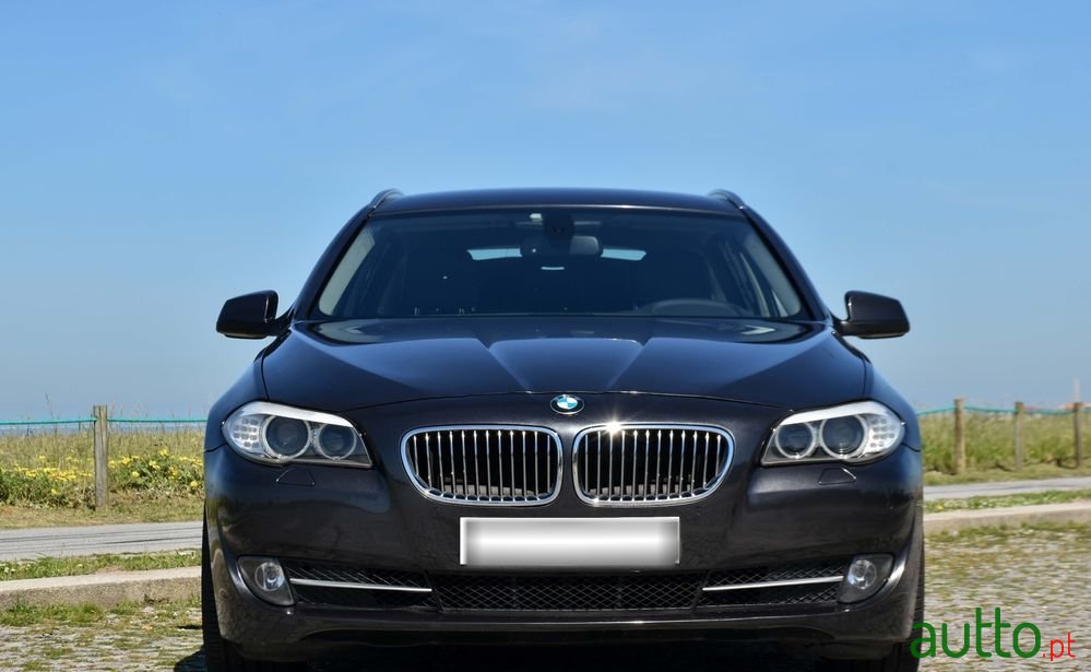 2011' BMW 520 Da Touring Executive photo #2