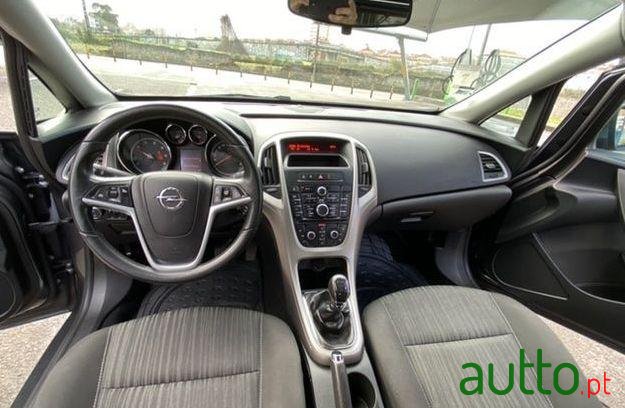 2011' Opel Astra Sports Tourer photo #2