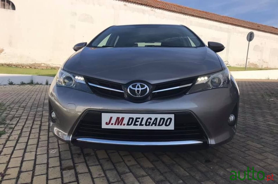 2012' Toyota Auris photo #3