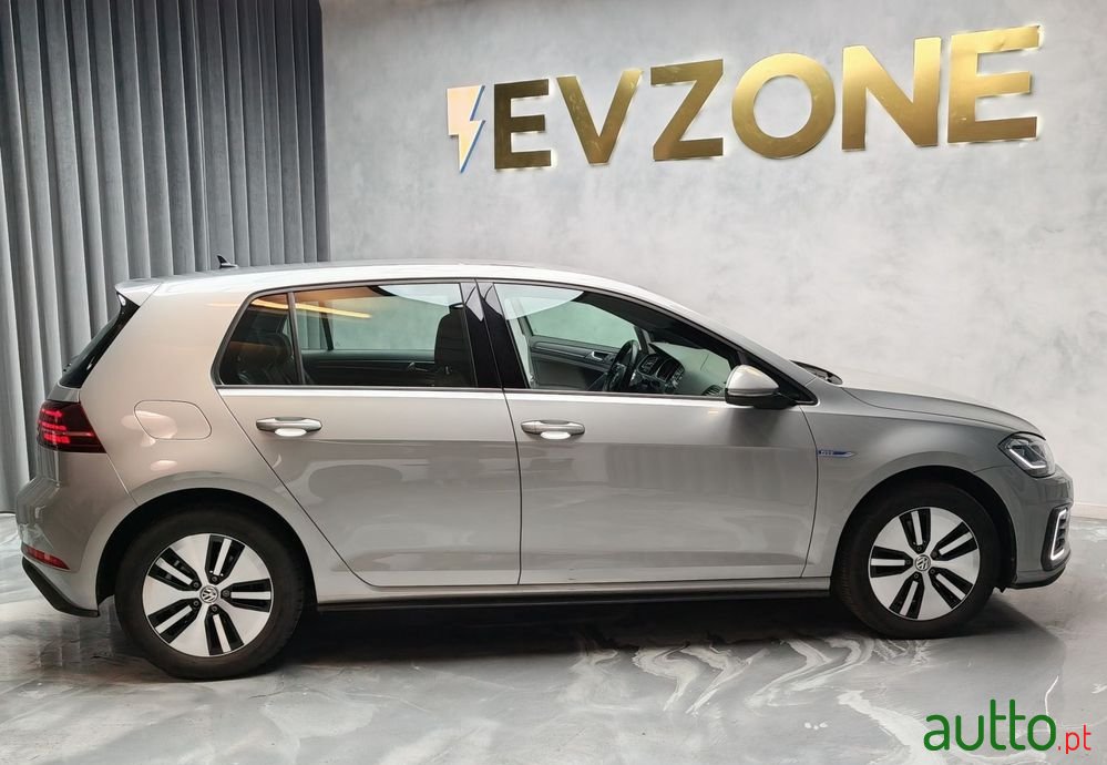 2018' Volkswagen Golf photo #6
