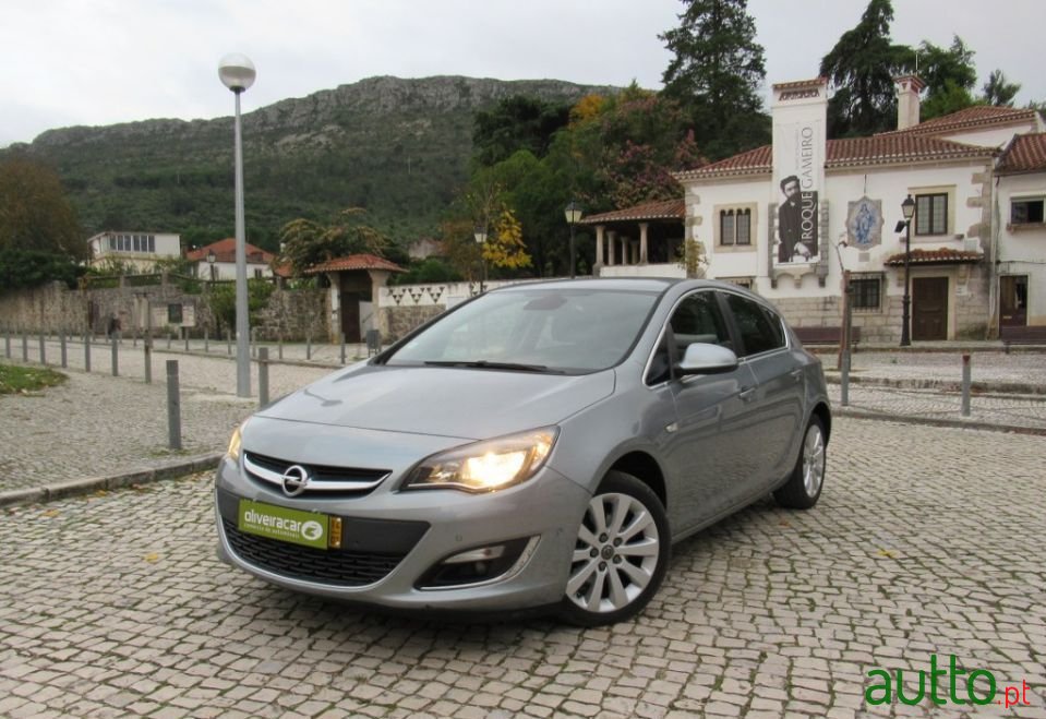 2014' Opel Astra photo #1