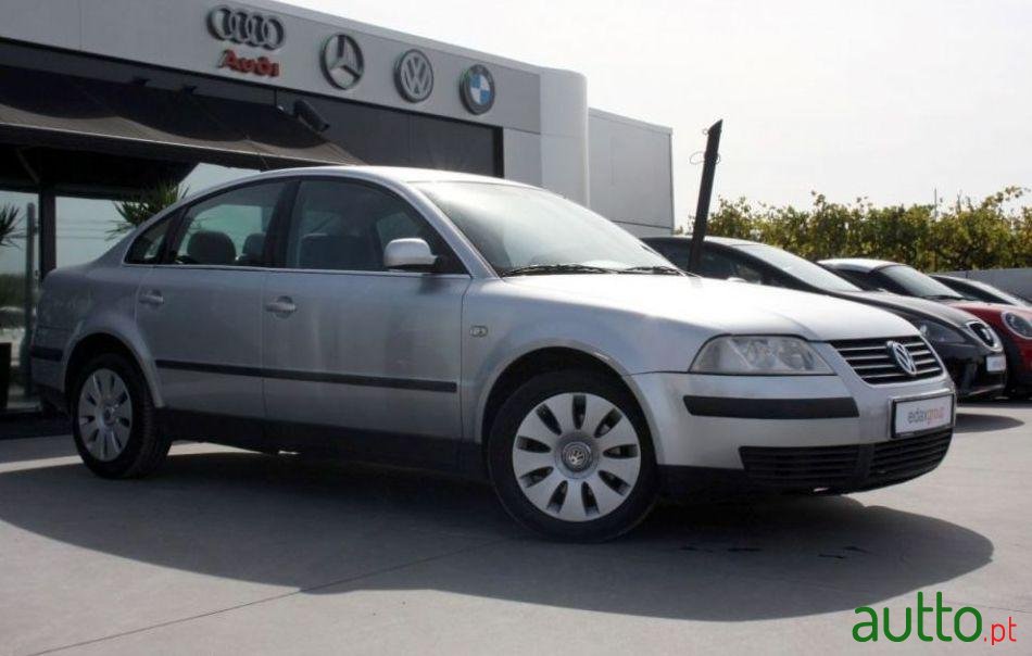 2002' Volkswagen Passat photo #2