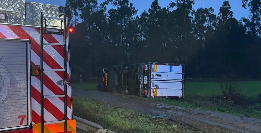 O camião galgou os rails da A3 entre Braga e Barcelos