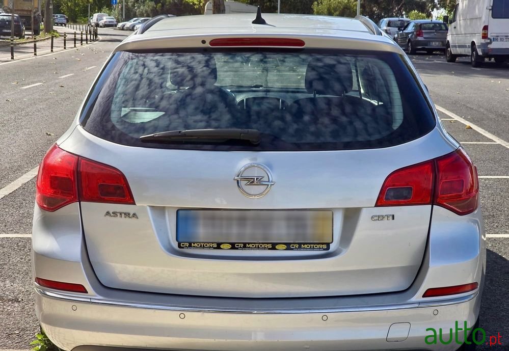 2012' Opel Astra Sports Tourer photo #5