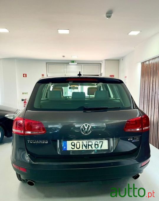 2011' Volkswagen Touareg photo #6