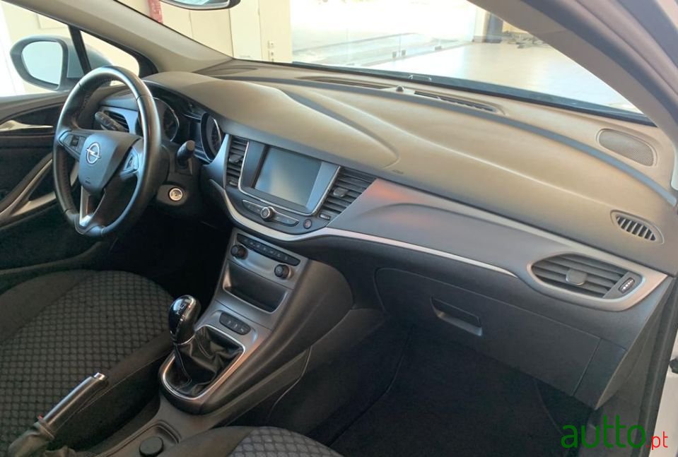 2018' Opel Astra photo #5