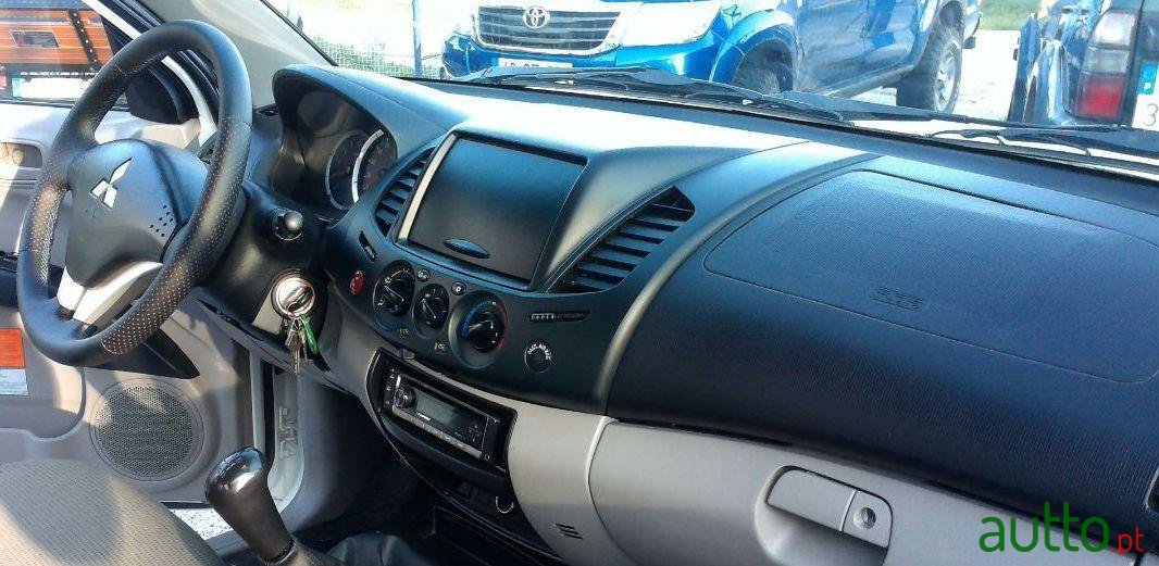 2012' Mitsubishi L200 photo #2