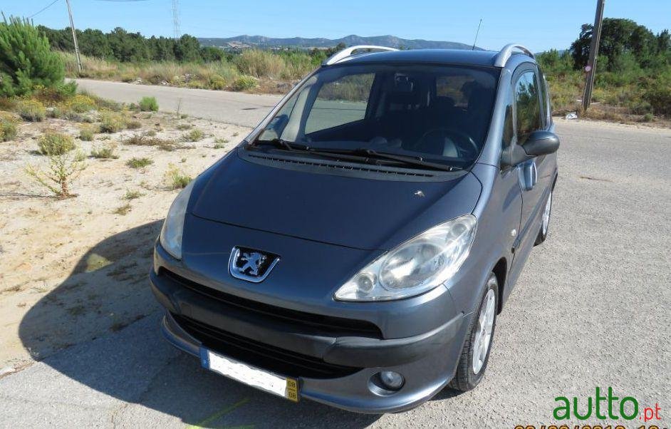 2008' Peugeot 1007 photo #3