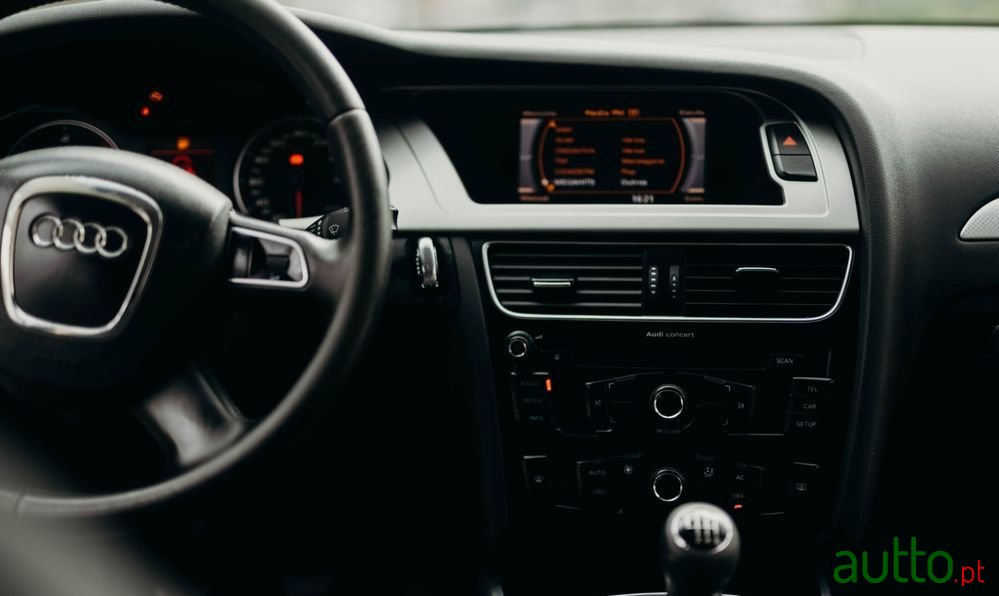 2010' Audi A4 Avant photo #5