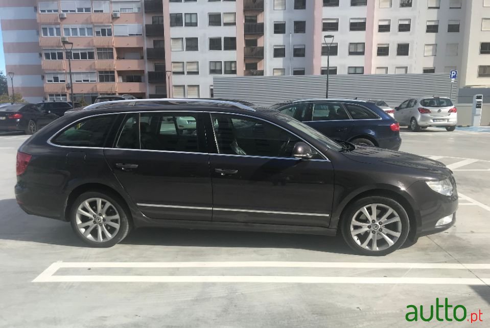 2010' Skoda Superb Break photo #1