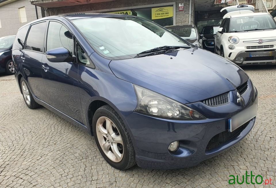 2006' Mitsubishi Grandis photo #2