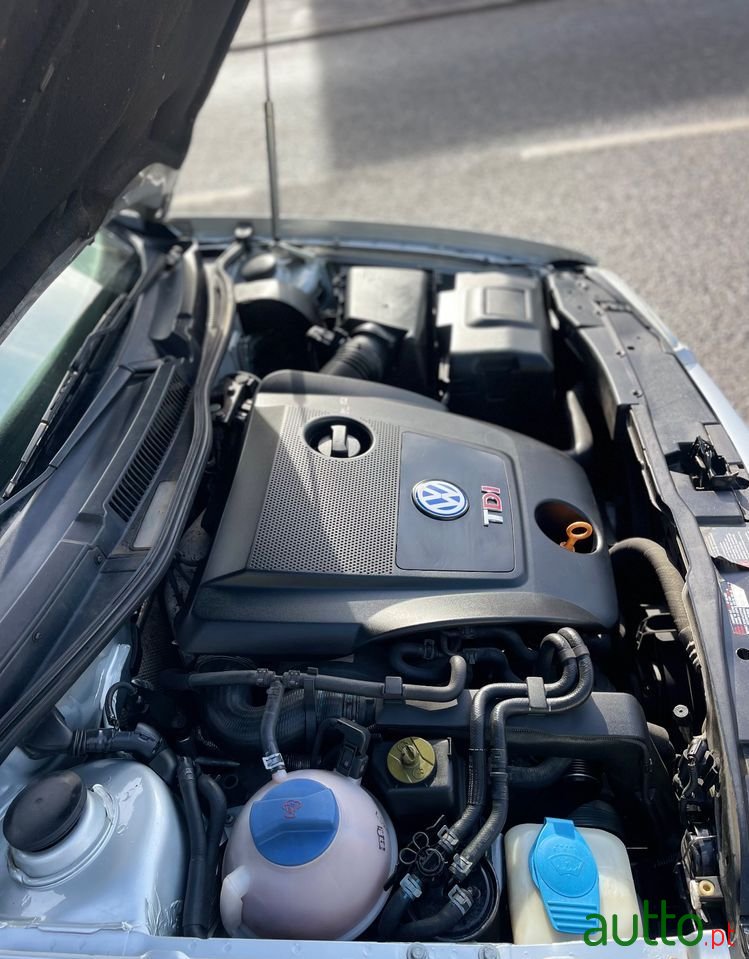 2001' Volkswagen Golf photo #2