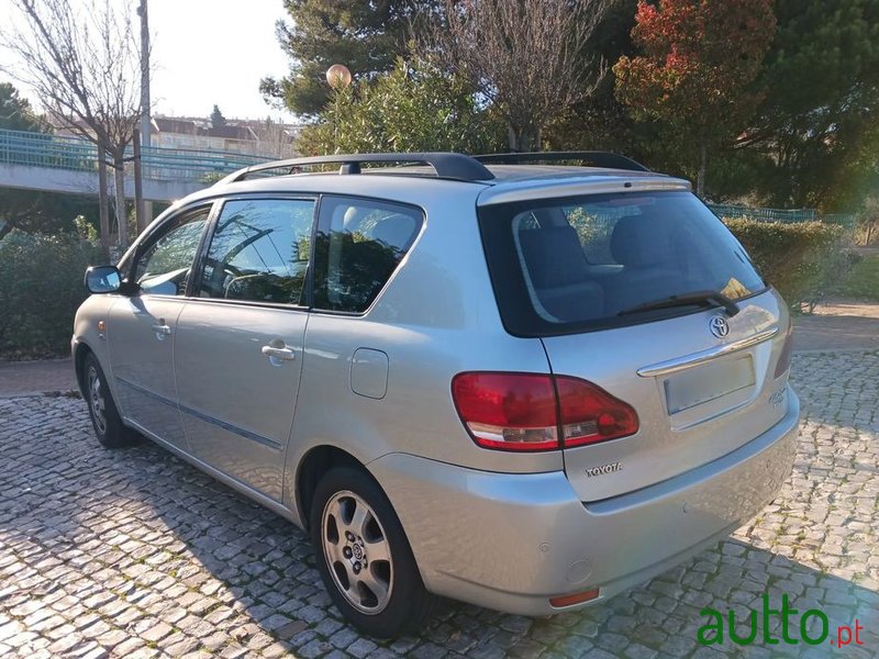 2002' Toyota Avensis Verso photo #2