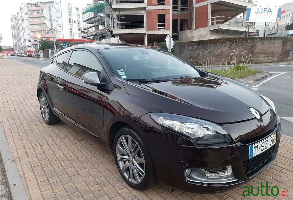 2012' Renault Megane Coupe photo #2