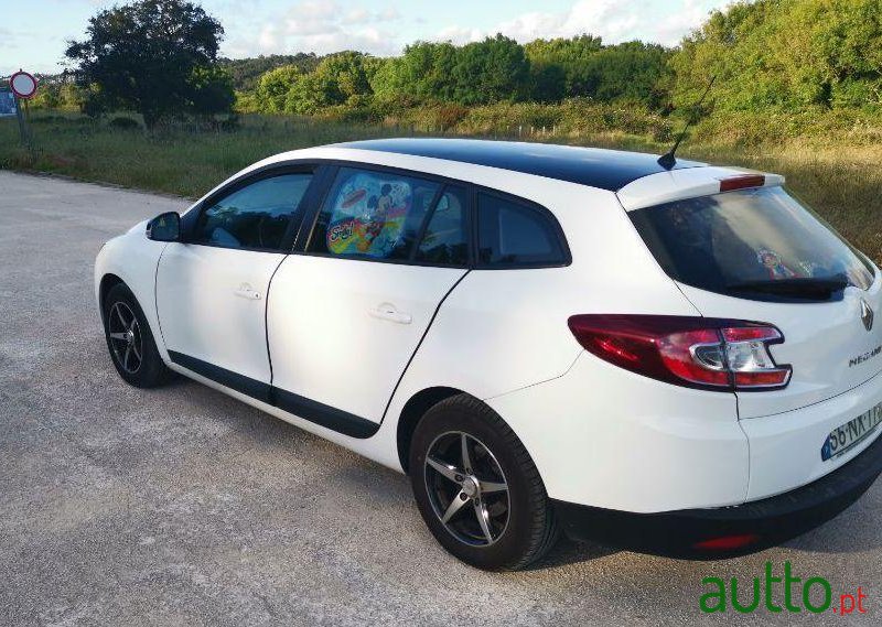 2011' Renault Megane Sport Tourer photo #3