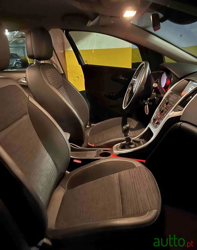 2015' Opel Astra photo #6