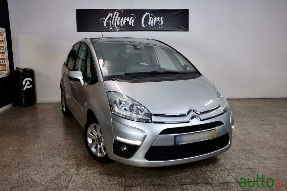 2011' Citroen C4 Picasso photo #1