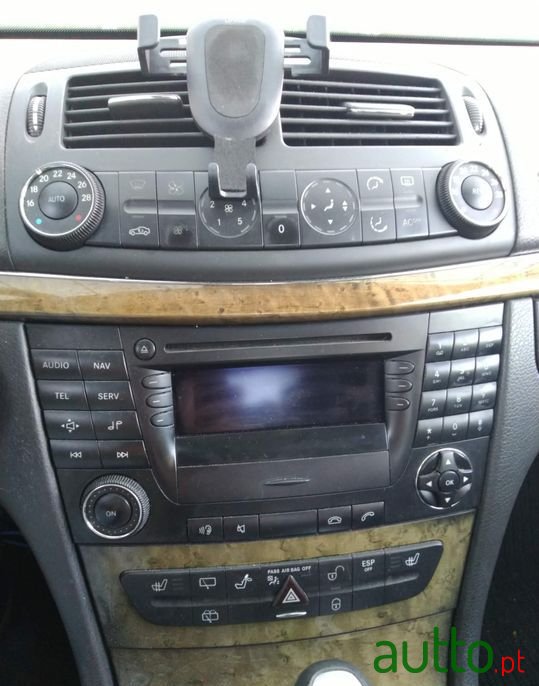 2004' Mercedes-Benz E-220 photo #3