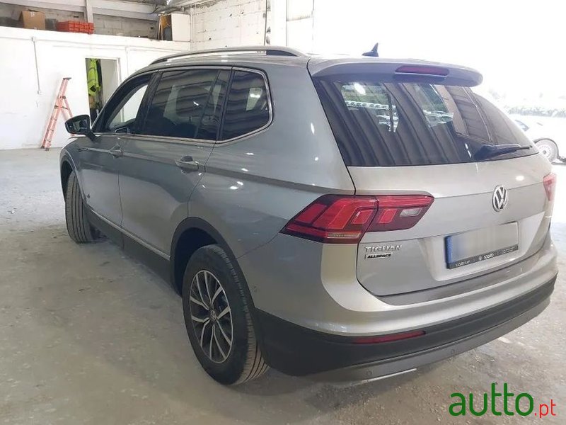 2021' Volkswagen Tiguan Allspace photo #2