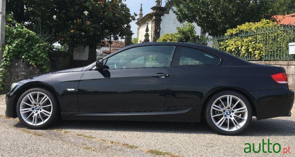 2009' BMW 320 Coup photo #2