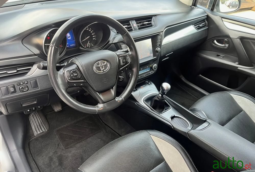 2016' Toyota Avensis Touring Sports photo #5