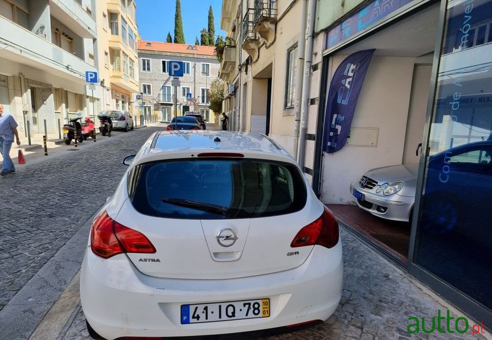 2010' Opel Astra photo #5