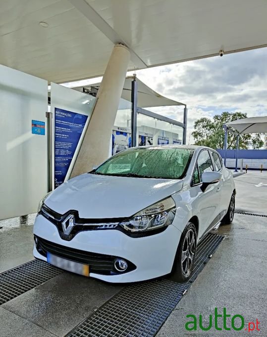 2015' Renault Clio photo #2