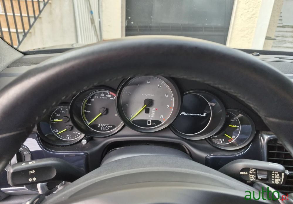 2016' Porsche Panamera S E-Hybrid photo #2