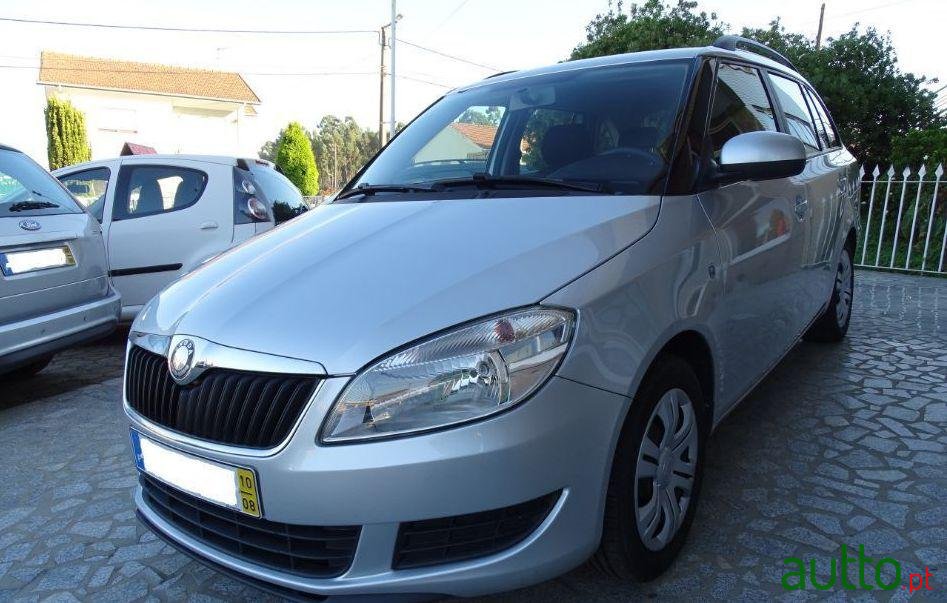 2010' Skoda Fabia Break photo #1