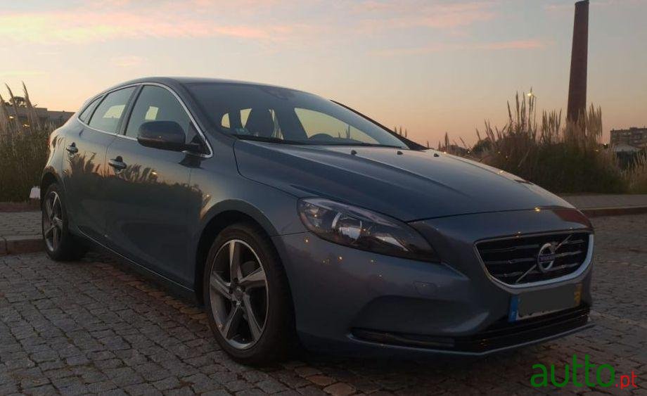2013' Volvo V40 Look R Design photo #2