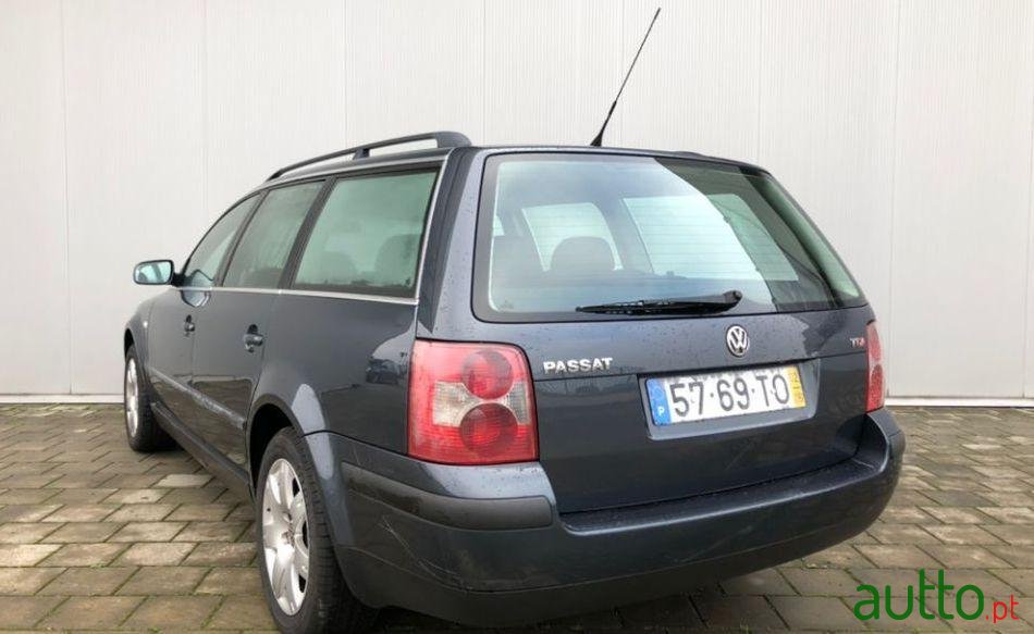 2002' Volkswagen Passat Variant photo #1